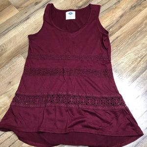 Burgundy tank top crochet accents size SMALL Sadie Roberts Wild Blue